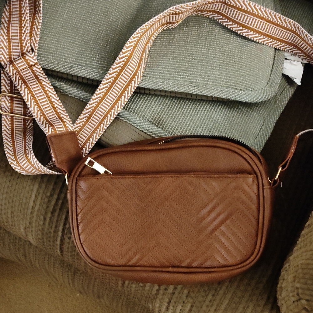 Chic Brown Crossbody Bag with Quilted Texture and Adjustable Strap